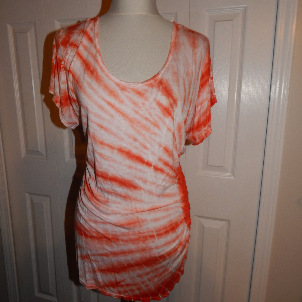 Amazing Coral tie dye top with side accent